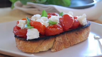 Bruschettas de Tomates Assados no Óleo de Castanha-do-Brasil e Queijo de Cabra